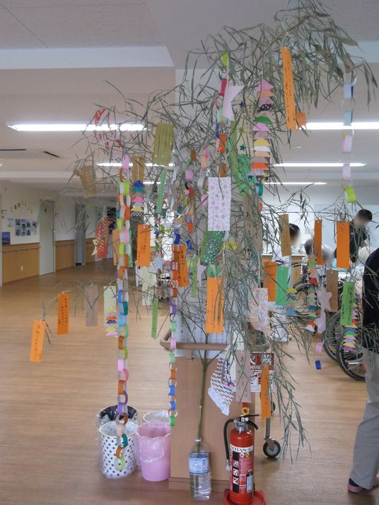 七夕飾りのある共有スペース