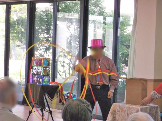 お祭り帽子のパフォーマンス