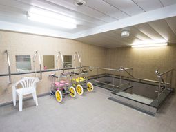 バリアフリーの浴室設備