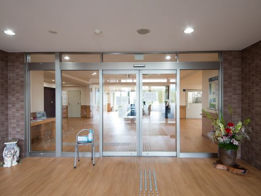 エントランスの明るい通路