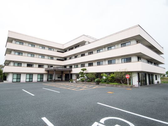 広々とした白い建物の外観