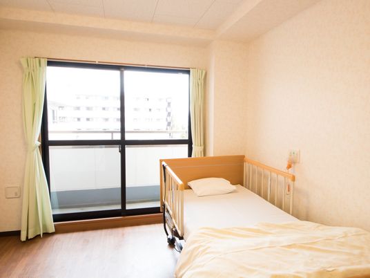 明るい個室の居室