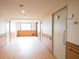 広々とした明るい廊下