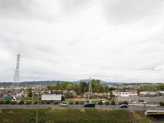 広がる町並みと山並み