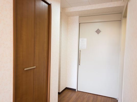 白い扉の部屋入口