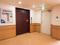 清潔な廊下のエレベーター前