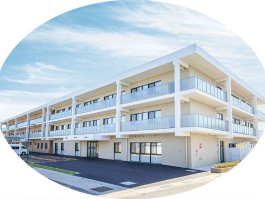 明るい3階建ての外観  