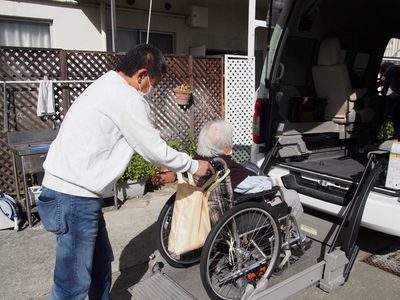 車椅子の利用者と介助者のエントランス