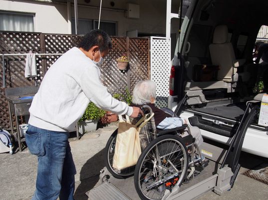 車椅子の利用者と介助者のエントランス