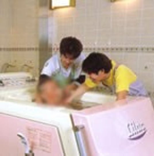 支援スタッフがいる浴室