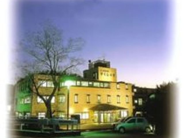 夕暮れの外観 外観 夕暮れ時の建物は、優しい光に包まれています。働く環境として魅力的です。