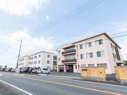 道路沿いの大きな建物