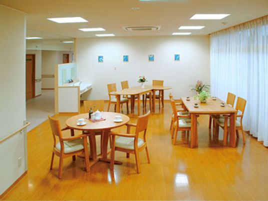 明るい食堂の室内