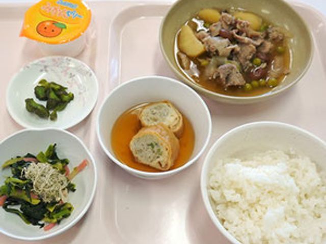 バランスの良い昼食メニュー 料理 栄養バランスを考慮した食事が提供されています。家庭的な味付けで、安心して食事を楽しめます。