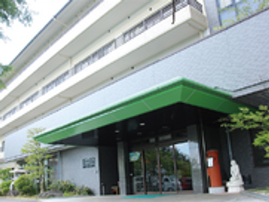 緑の庇が目を引く外観