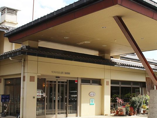 施設の玄関前  