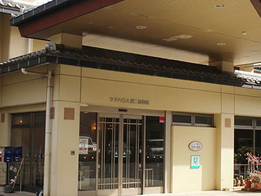 施設の正面玄関  