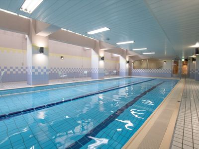 清潔なプールの機能訓練室
