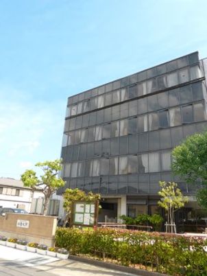 明るく開放的な施設外観