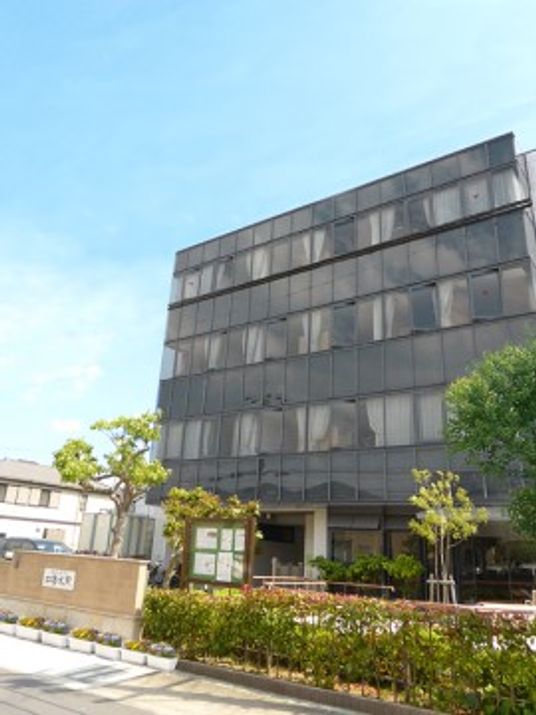明るく開放的な施設外観