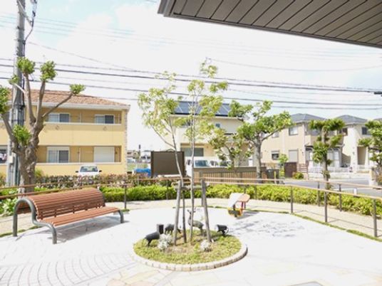 明るい中庭の景色