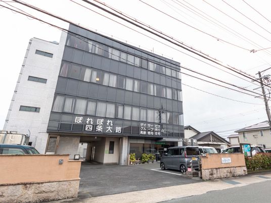 立派な建物の外観