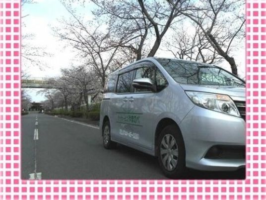 送迎車と桜並木の外観  