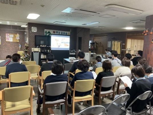 発表を聞く会場  