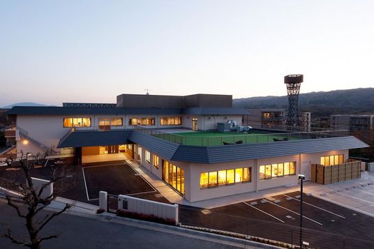 夕暮れの建物外観