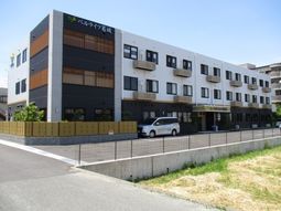 ベージュ色の建物の外観