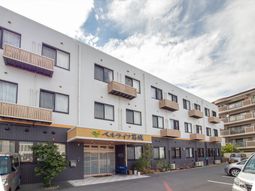 白い外壁の建物エントランス