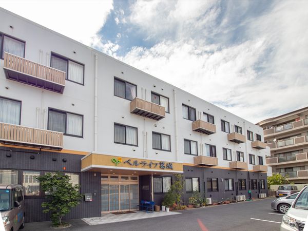 白い外壁の建物エントランス