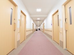 明るい廊下の一望