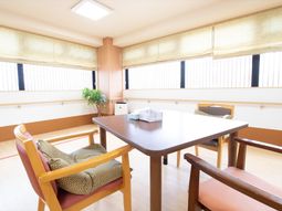 明るい食堂のテーブルセット