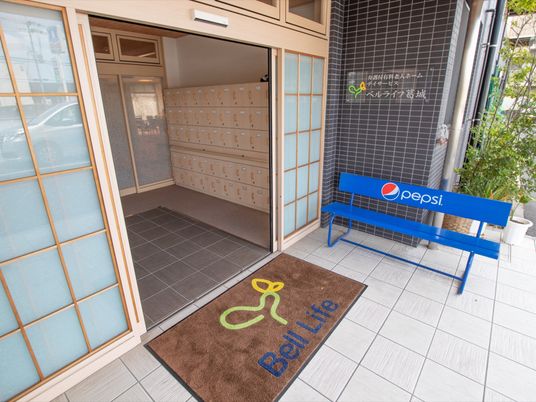 入口のロッカーとベンチ