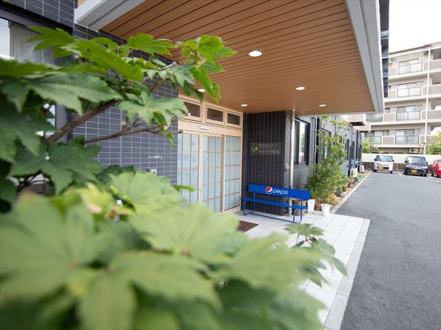 エントランスの緑あふれる風景 玄関 緑に囲まれた落ち着いたエントランスは、訪れる方を優しく迎え入れます。安らぎと潤いの空間で毎日を明るくスタートしましょう。