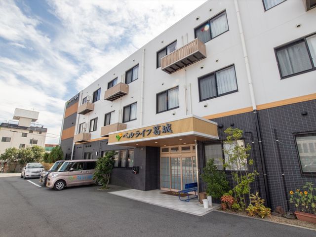 明るく清潔感のある建物正面 外観 明るい色合いの建物が目を引き、清潔感のある外観です。ここでは日々、利用者の笑顔が生まれることでしょう。