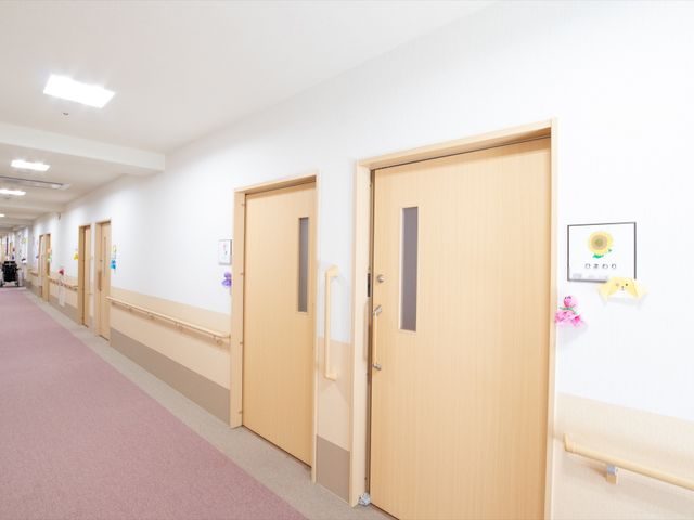清潔感のある廊下 廊下 手すりが整備された明るい廊下です。お一人お一人の居室へと続いており、安全かつ快適に移動できる設計となっています。
