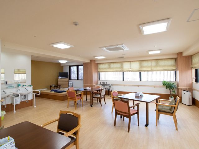 広々とした居心地の良い休憩室 共有スペース 広くて明るい休憩室は、安らぎと交流の場を提供しています。ゆったりした椅子とテーブルが配置され、日々の業務の合間にリフレッシュできる環境が整っています。