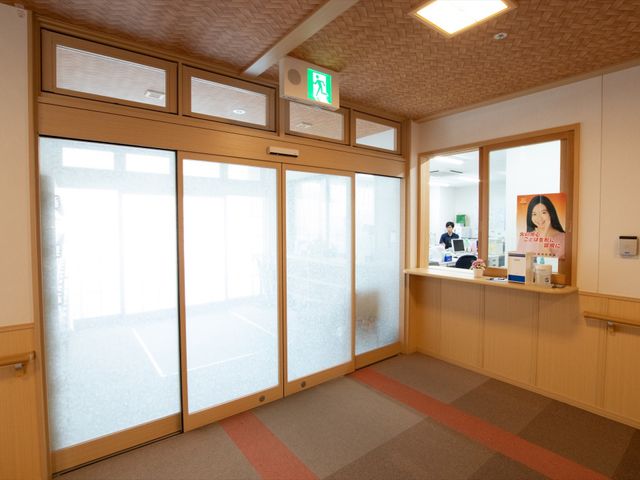 清潔感のある受付エリア 玄関 明るく清潔感のあるフロントエリアです。広々としたスペースで、訪れる皆様を温かくお迎えします。