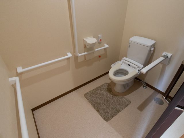 手すり付きのトイレ空間 トイレ 安全に配慮されたトイレは、手すりが設置されており、安心してお使いいただける造りになっています。