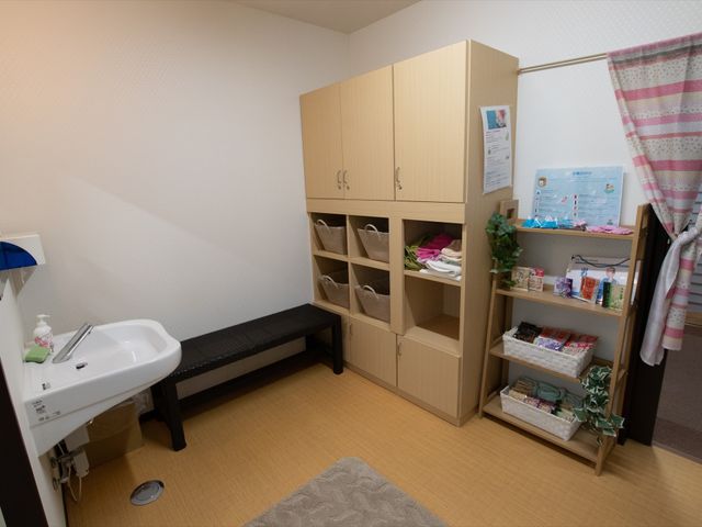 整理整頓された居室 脱衣室 洗面所付きの落ち着いた空間で、整理整頓された収納も完備しています。日々の生活に必要なものが手の届く場所に配置され、快適な環境を提供しています。