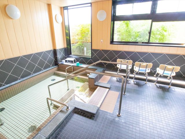 バリアフリー設計の浴室 大浴場 幅広い入口と手すり付きで、車椅子の方も安心してご利用いただける清潔感のあふれる浴室です。明るく開放的な窓からは、自然光が差し込みます。