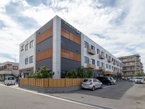 モダンな外観の建物