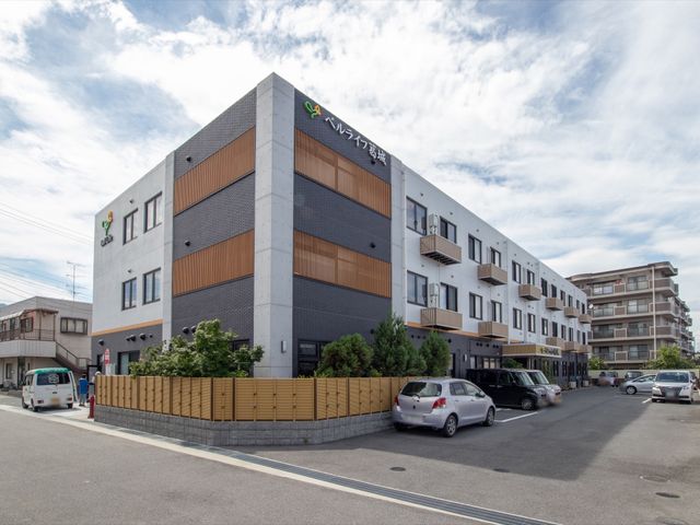 モダンな外観の建物 外観 清潔感のある外観は、居心地の良さを予感させます。ゆとりある敷地に立つこの施設でのお仕事はいかがでしょうか。