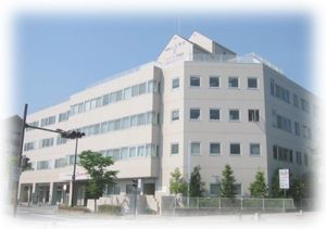 明るい外観の建物