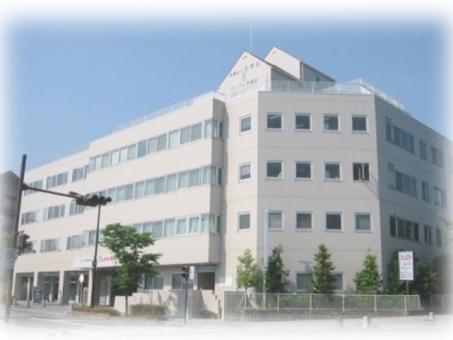 明るい外観の建物 外観 広い窓から自然光が差し込む、モダンで清潔感あふれる建物です。充実した施設環境が整っています。