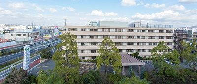 広がる建物の外観