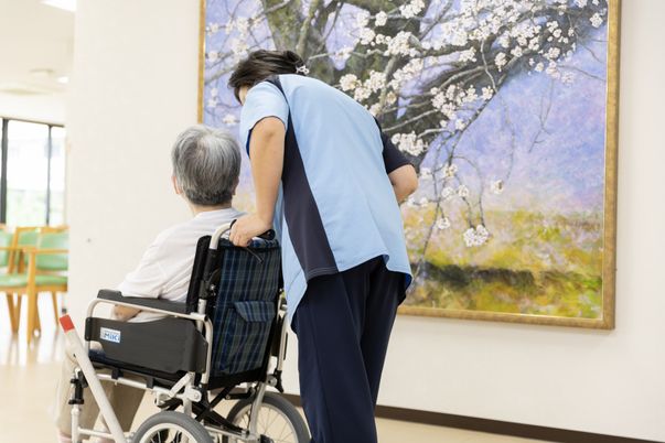 桜の絵が飾られた廊下