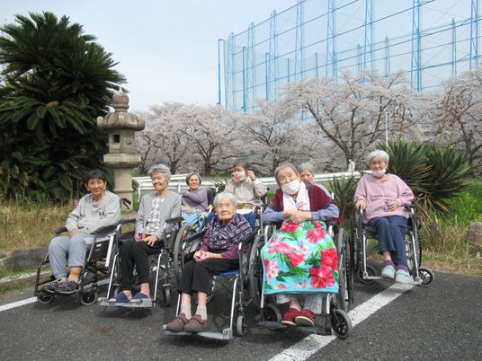 桜のそばで微笑む人々
